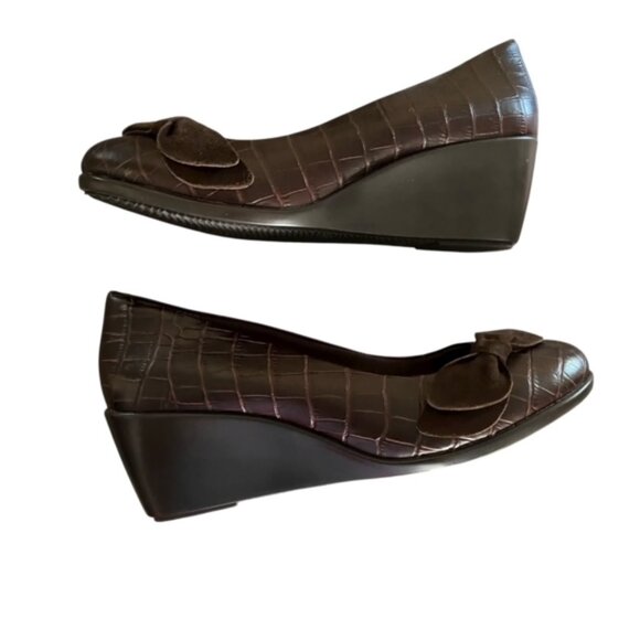 Vionic Lena Brown Croc Embossed Bow Wedge 9 - Picture 1 of 7